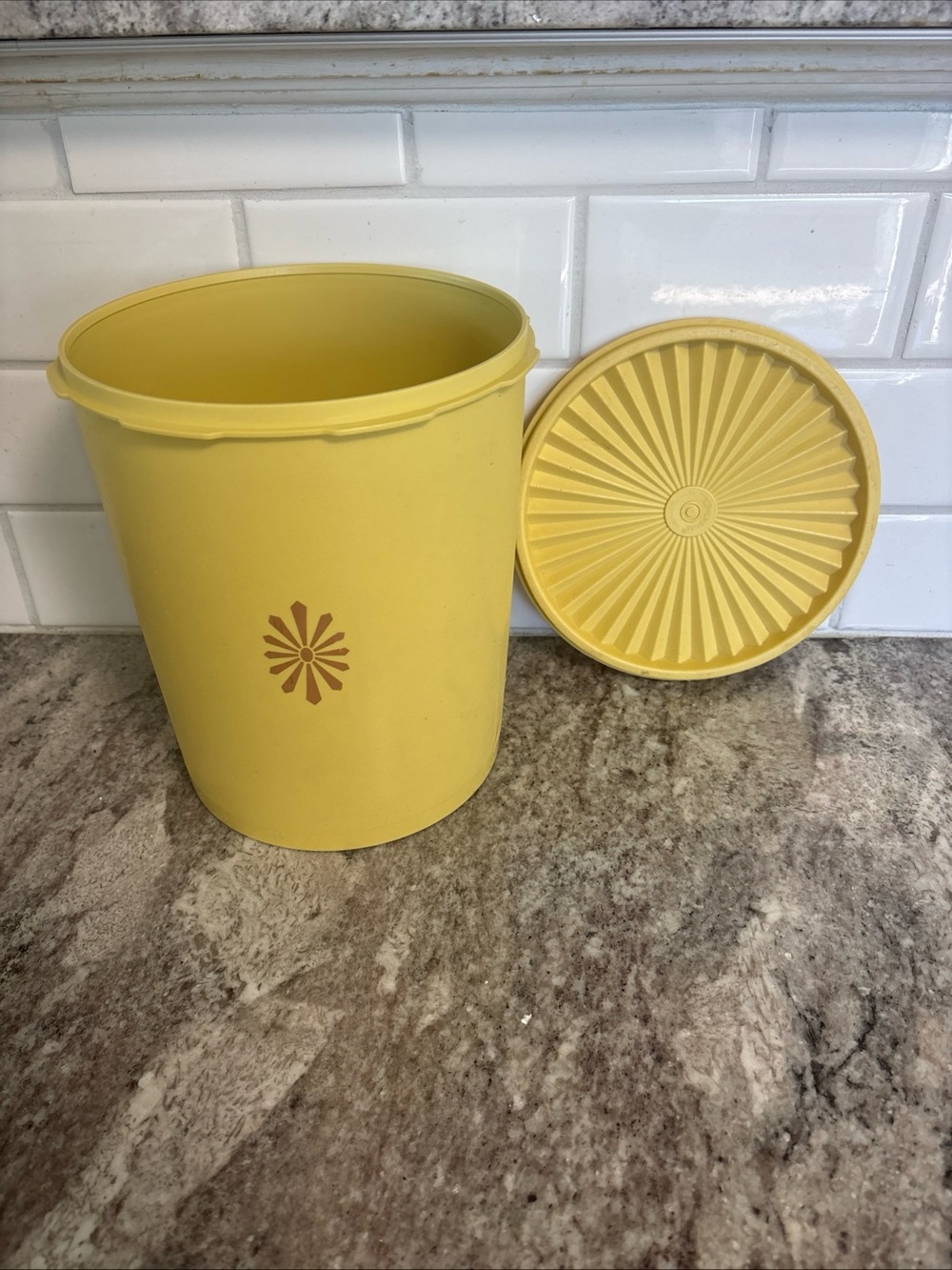 Tupperware Servalier Canister 805-2, 806-4 Harvest Gold Starburst Lid - 4 Quart
